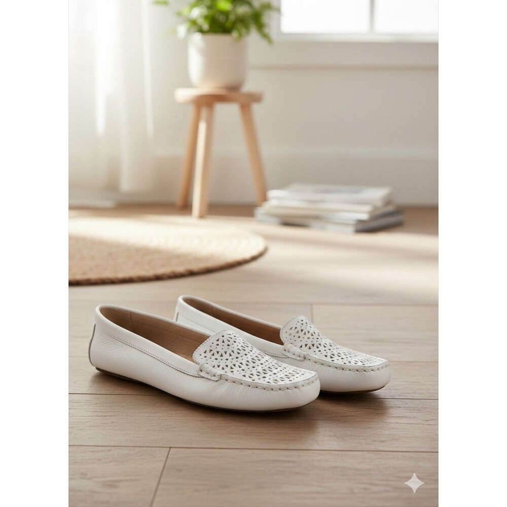 Ugg Women White Loafers Size 7 Excellent Condition
